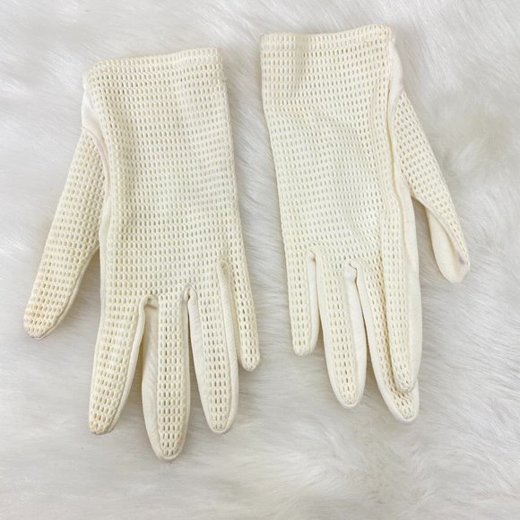 Vintage Ivory Mesh Wrist Gloves - Picture 3 of 7